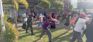 Sinergi TNI dan Pemerintah: Babinsa Sekongkang Bawah Ikut Senam Bersama Jaga Kebugaran Masyarakat