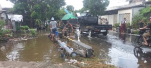 Cegah Genangan, Koramil Labuhan Haji Bersama Warga Bersihkan Sampah Saluran Air