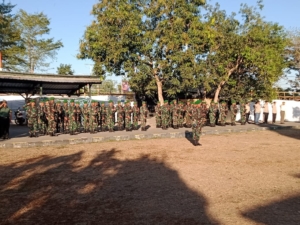 Kasdim 1614/Dompu Pimpin Upacara Bendera Merah Putih