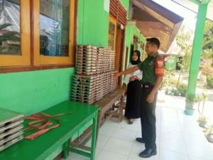 Dekat dengan Warga, Babinsa Koramil 1612-02/Reok Pastikan Anak Sekolah Terima Makanan Bergizi