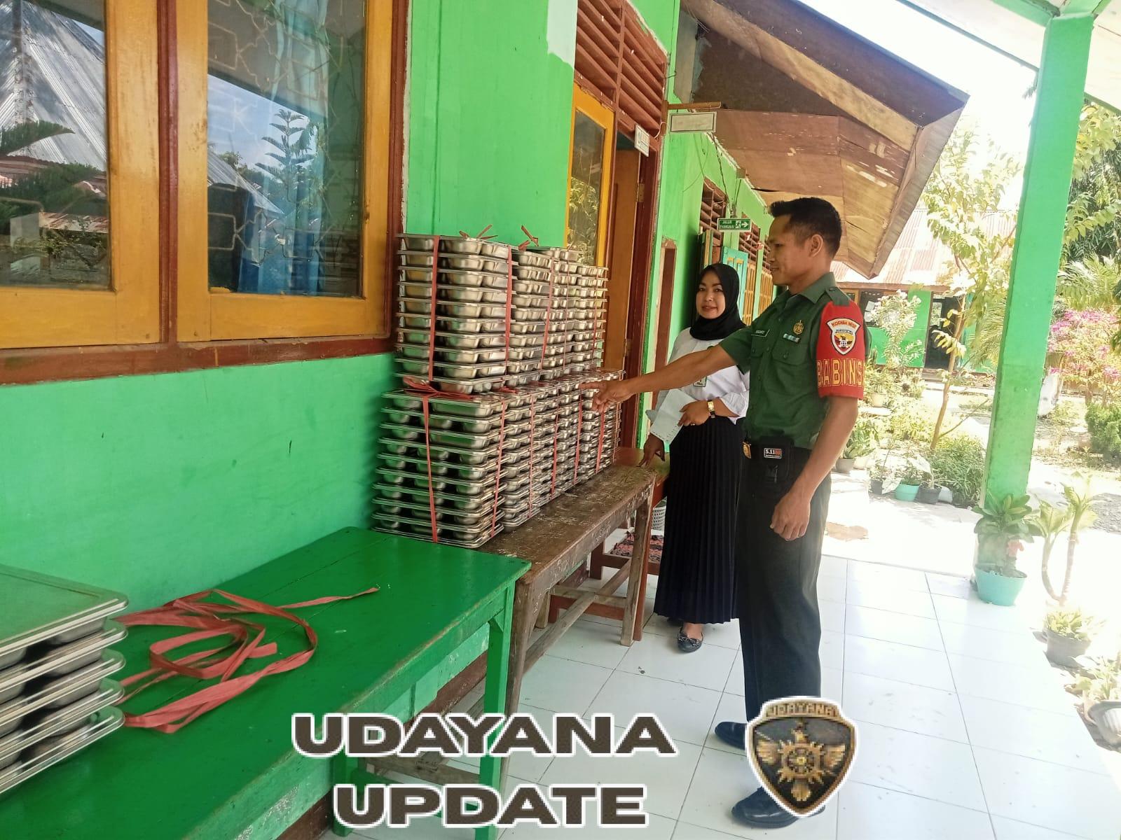 Dekat dengan Warga, Babinsa Koramil 1612-02/Reok Pastikan Anak Sekolah Terima Makanan Bergizi