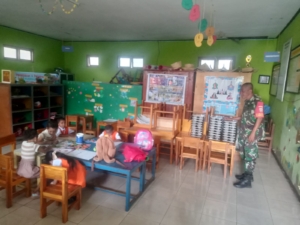 Babinsa Serka Silvester Berek Dampingi Program MBG, Tekan Stunting di Rote Ndao