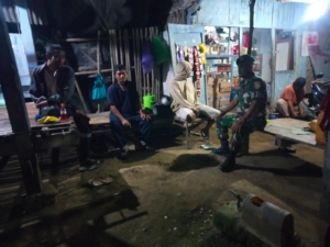 Wujud Kepedulian, Serda Bukhari Ajak Masyarakat Poto Tano Ciptakan Lingkungan Aman