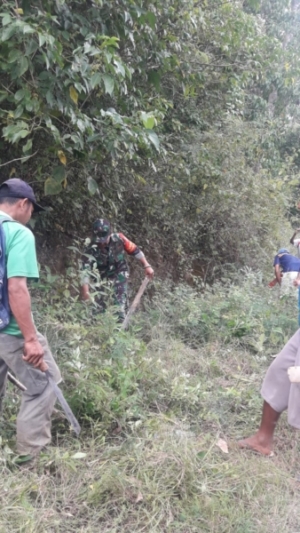 Karya Bakti Bersihkan Jalan, Babinsa Amarasi Turun Tangan