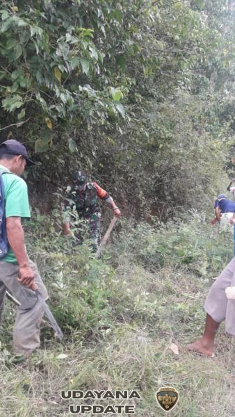 Karya Bakti Bersihkan Jalan, Babinsa Amarasi Turun Tangan