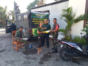 HUT TNI ke-80, Koramil 1609-03/Seririt Salurkan 1 Ton Beras Melalui GPM