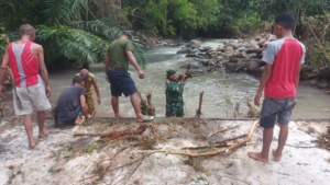 Praka Ahmad Nur Fauzi & Pratu Najib: TNI Hadir Bukan Hanya Mengawasi, Tapi Ikut Bekerja