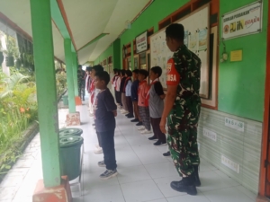Pelatihan PBB di SDN Sapugara: Babinsa Jadi Teladan Bagi Generasi Muda