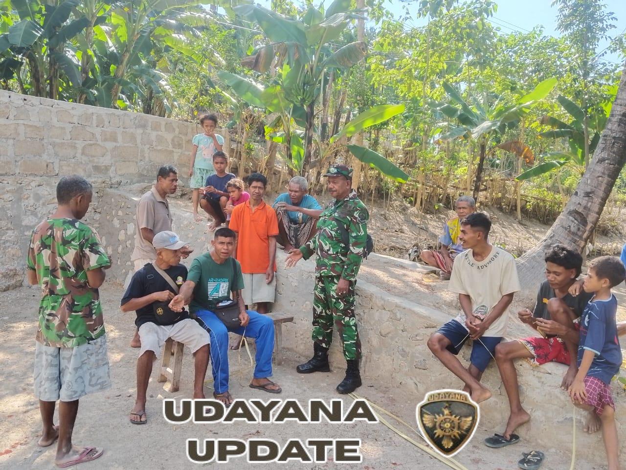 Jalin Silaturahmi Babinsa Koramil 1621/TTS Komsos Dengan Warga Binaan Di Desa Oelet