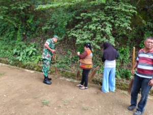 Babinsa Kodim 1602/Ende Gelar Karya Bhakti Bersama Warga Bersihkan Material Longsor