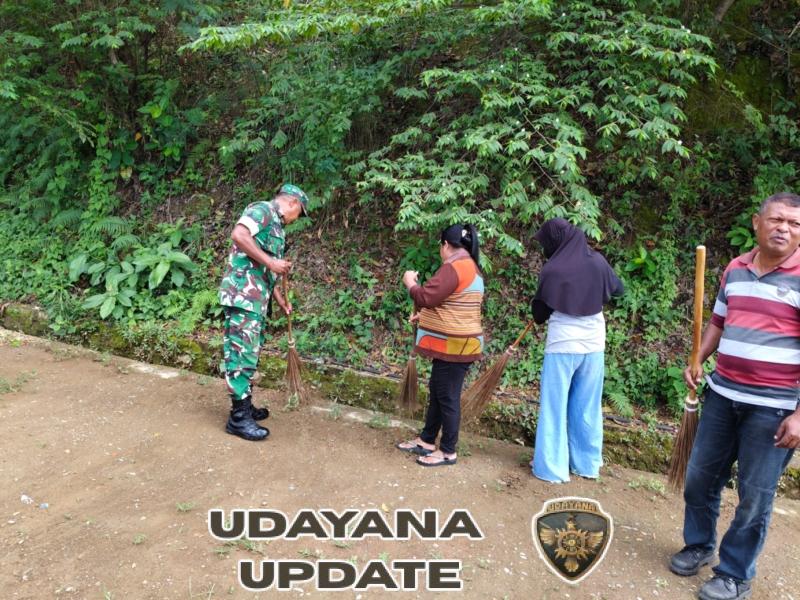 Babinsa Kodim 1602/Ende Gelar Karya Bhakti Bersama Warga Bersihkan Material Longsor