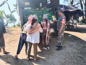 Koramil 1626-04/Kintamani Turun Langsung Salurkan Beras SPHP di Desa Binaan