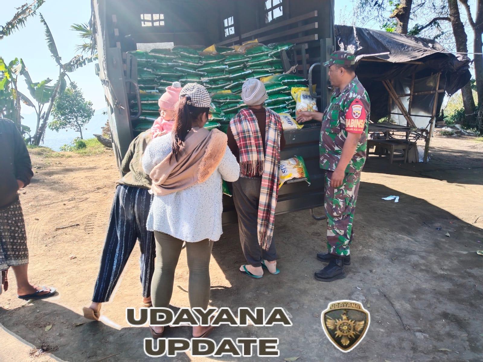 Koramil 1626-04/Kintamani Turun Langsung Salurkan Beras SPHP di Desa Binaan