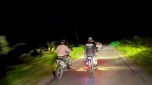 Tingkatkan Rasa Aman, TNI dan Aparat Kelurahan Weekarou Gelar Patroli Malam