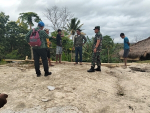 Danramil 03/Katikutana Dampingi Tim Kementerian ESDM Survei Lokasi Bio Listrik di Sumba Tengah