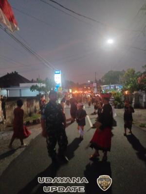 Sinergi TNI-Polri, Babinsa Busungbiu Kawal Lancarnya Upacara Adat Karya Agung