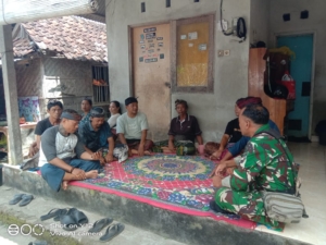 Jaga Tradisi Tingkatkan Silahturahmi, Sertu Nengah Karta Gelar melayat Di Dusun Jungut