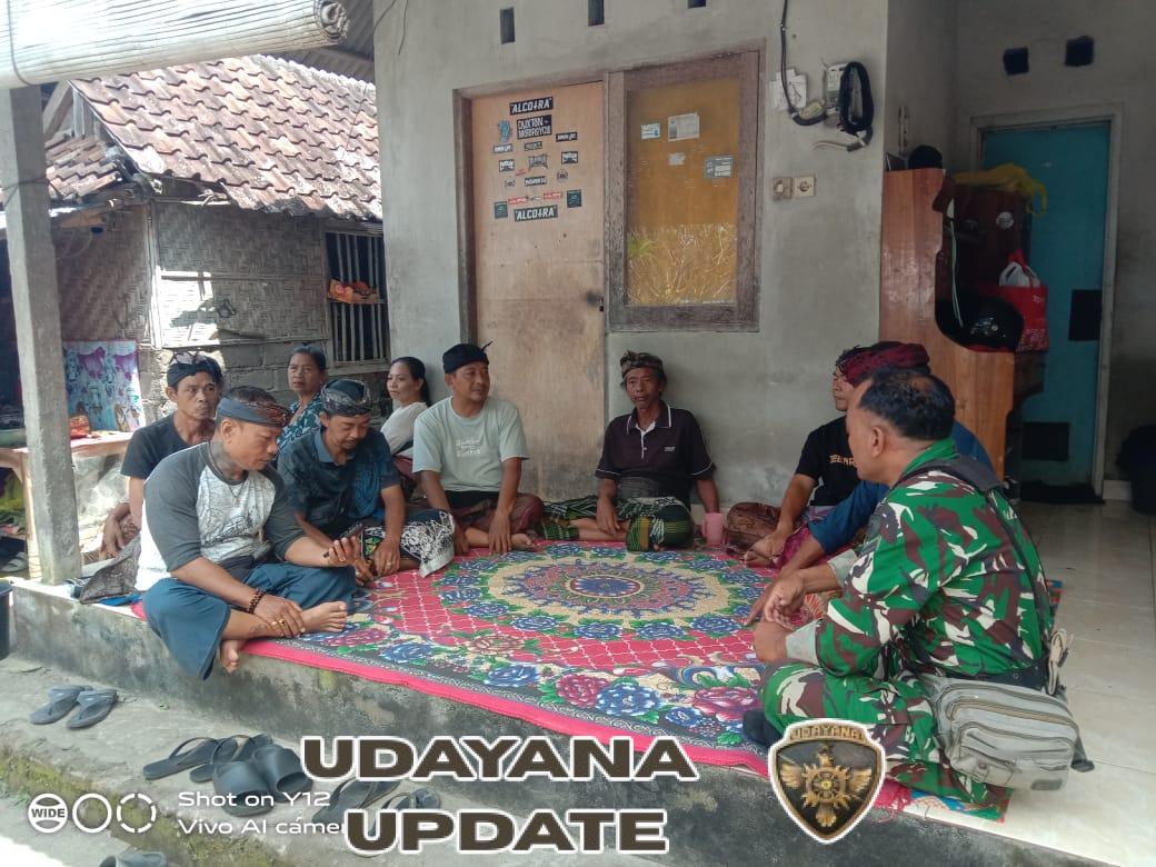 Jaga Tradisi Tingkatkan Silahturahmi, Sertu Nengah Karta Gelar melayat Di Dusun Jungut