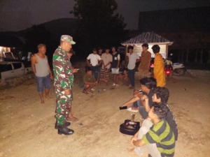 Koramil 1608-04/Woha Gelar Patroli Siskamling Bersama Warga untuk Tingkatkan Keamanan Wilayah