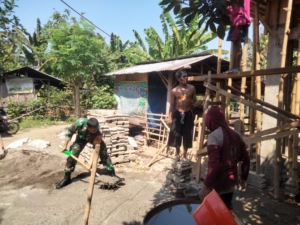 TNI Koramil Narmada Dampingi Warga Lingsar Pengecoran Rumahh