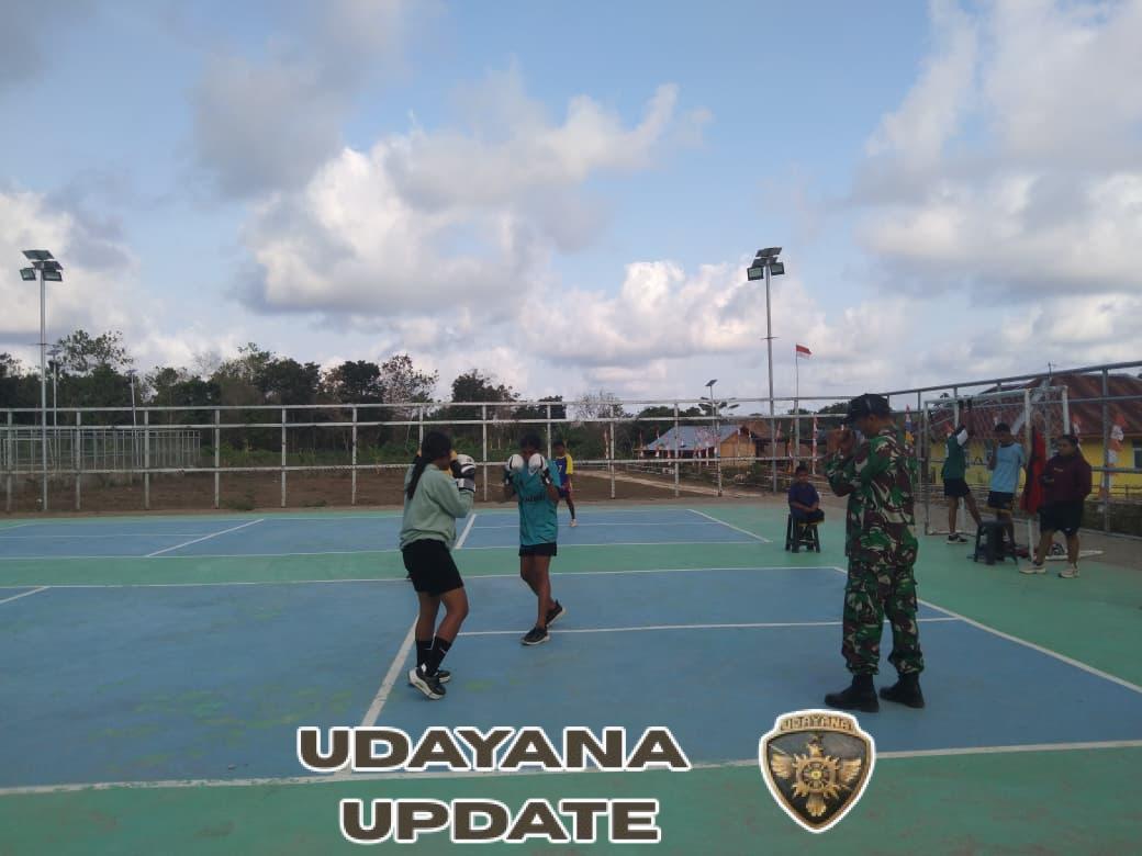 Babinsa Koramil 02/Walakaka Ajak Generasi Muda Tekuni Olahraga Tinju