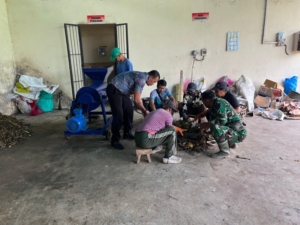 Babinsa Bungbungan Bantu Petugas TPS3R Lakukan Pemilahan Sampah