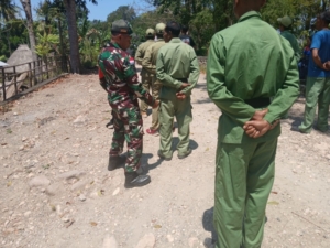 Sinergi Babinsa dan Pemerintah Desa, Linmas Loeram Dapat Pelatihan PBB dan Wawasan Tugas Pokok