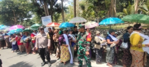 Babinsa  Kutampi, Hadir Ditengah Warga  Pastikan Tradisi Ngebet Sawe Aman Dan Lancar