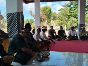 Batuud Koramil 1609-02/Kubutambahan (Peltu Made Sudiartawan ) Bersama bhabinkamtibmas Desa Kubutambahan hadir dalam Paruman (rapat) di Pura Penyusuhan (Pura Penegil Gumi) Persiapan Piodalan.