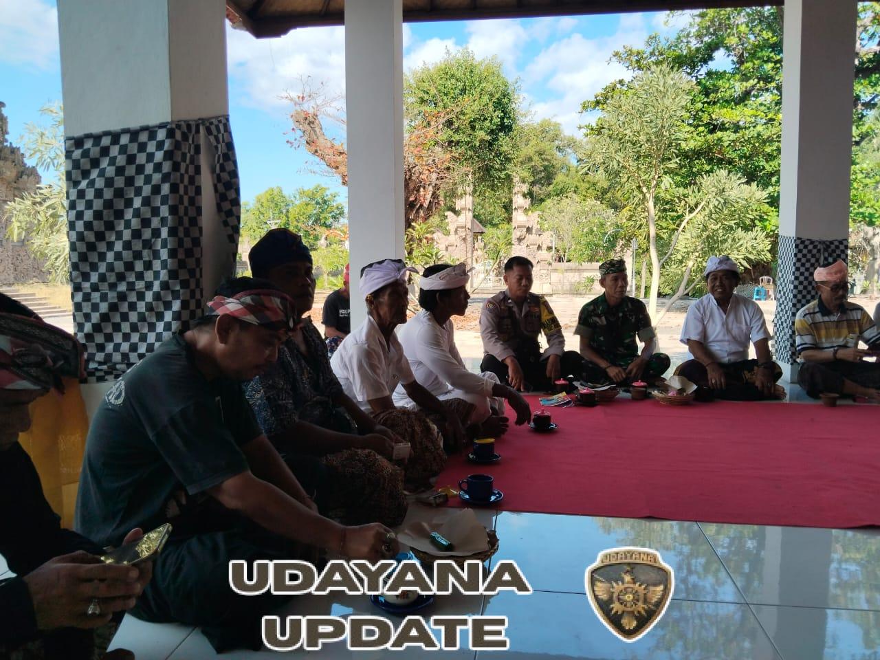 Batuud Koramil 1609-02/Kubutambahan (Peltu Made Sudiartawan ) Bersama bhabinkamtibmas Desa Kubutambahan hadir dalam Paruman (rapat) di Pura Penyusuhan (Pura Penegil Gumi) Persiapan Piodalan.