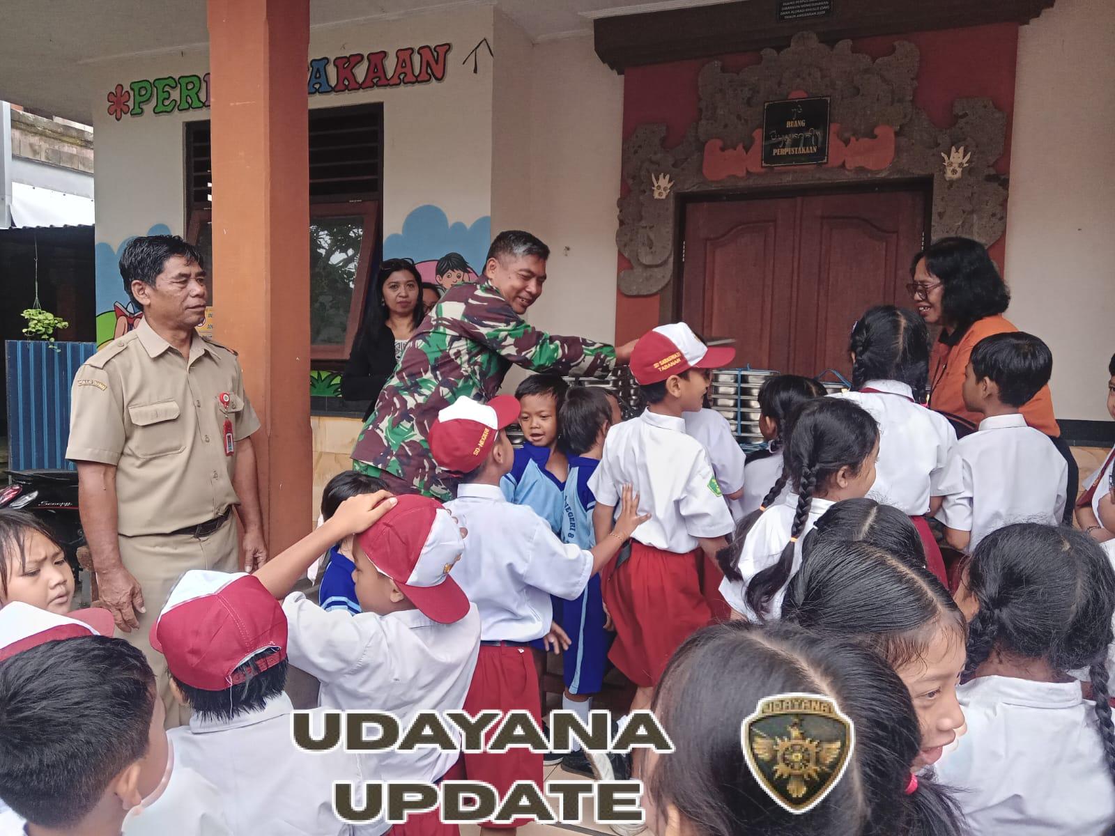 Babinsa Sertu Gede Suantara Dampingi Pemberian Makan Sehat Gratis di SDN 8 Dajan Peken