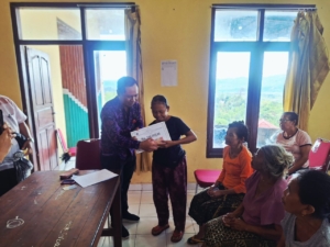 Sertu Gd Ari Suadnyana Dampingi Warga Sidetapa dalam Penyaluran BLT September