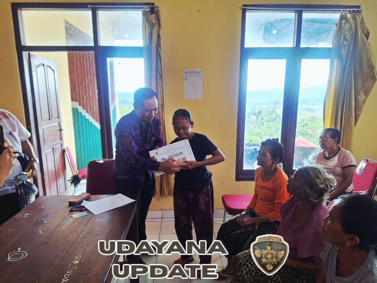 Sertu Gd Ari Suadnyana Dampingi Warga Sidetapa dalam Penyaluran BLT September