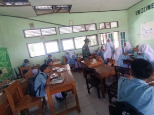 Wujud Kepedulian TNI, Babinsa Hadir dalam Program Makan Bergizi di Sekolah