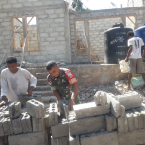 Wujud Kepedulian, Babinsa Koramil 1618-06/Bian Turun Langsung Bantu Pembangunan Rumah Warga