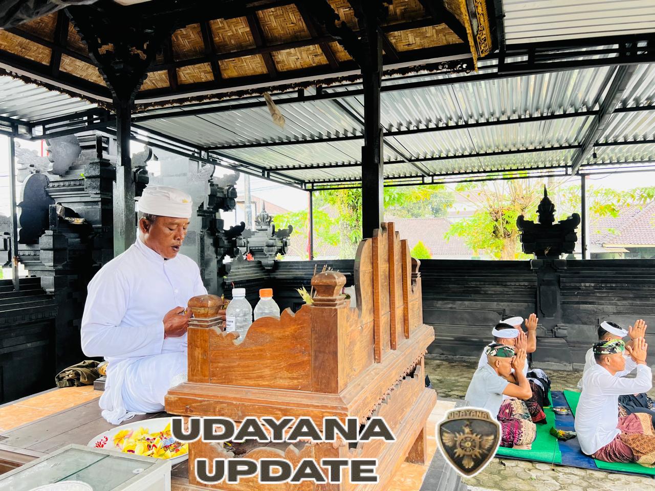 Kodim 1626/Bangli Gelar Persembahyangan Tumpek Landep di Pura Makodim