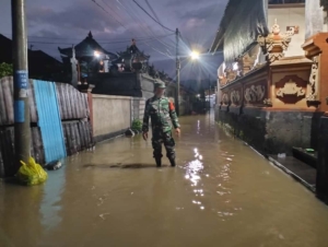 Pastikan Keamanan Warga, Babinsa Kusamba Lakukan Patroli Sisir Pemukiman Warga Pasca Hujan Lebat