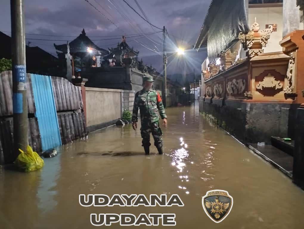 Pastikan Keamanan Warga, Babinsa Kusamba Lakukan Patroli Sisir Pemukiman Warga Pasca Hujan Lebat