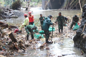 Kodim Tabanan Bersama Tim Gabungan Sisir Sungai Penet Cari Korban dan Bersihkan Sampah Pascabanjir