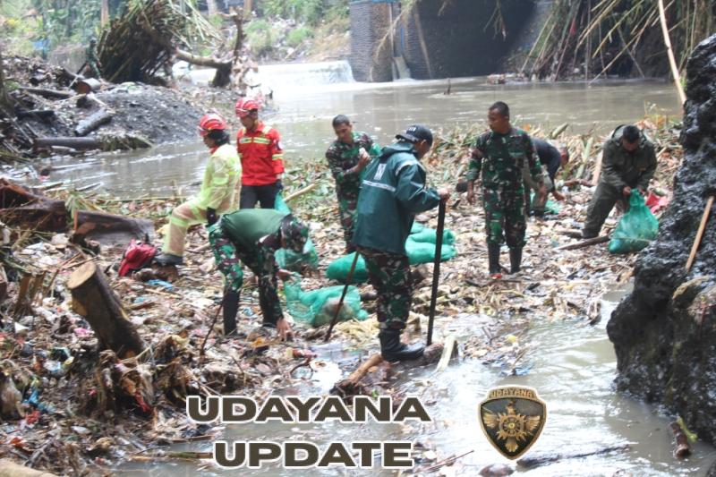 Kodim Tabanan Bersama Tim Gabungan Sisir Sungai Penet Cari Korban dan Bersihkan Sampah Pascabanjir