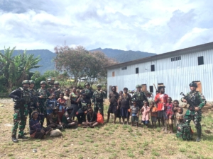 Satgas Yonif 743/PSY Jalin Kebersamaan Lewat Anjangsana di Pruleme