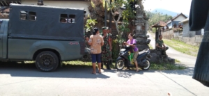 Jelang HUT TNI ke-80, Babinsa Koramil 1623-02/Abang salurkan beras SPHP di Pasar tradisional.