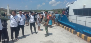 Babinsa Laksanakan Monitoring Transportasi Laut di Dermaga Ba’a