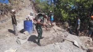 Masyarakat Desa Hoelea dan Babinsa Koramil 1624-04/Omesuri Laksanakan Karya Bakti