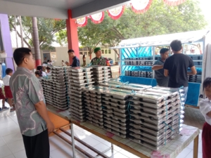 Dukung Generasi Sehat, Babinsa Koramil 05/Waingapu Kawal Distribusi MBG di Kambajawa