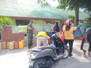 Sinergi Babinsa dan Agen Minyak Tanah Warga Airmata