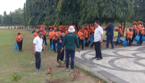 Sinergi Mahasiswa dan Babinsa, KERBAKSOS Warmadewa Wujudkan Kepedulian Lingkungan