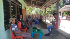 TNI dan Warga Oenitas Pererat Kebersamaan Lewat Komsos Babinsa