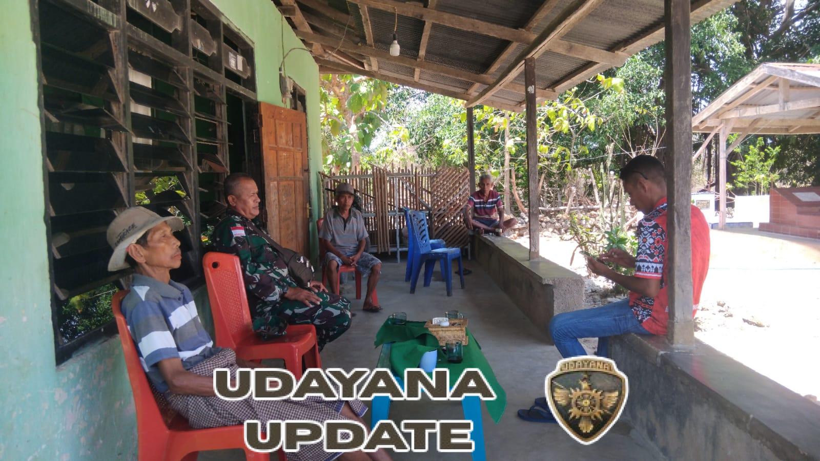 TNI dan Warga Oenitas Pererat Kebersamaan Lewat Komsos Babinsa