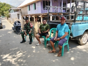 Babinsa Sapugara Bree Bersama Danramil Ajak Warga Jaga Keamanan dan Ketertiban